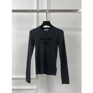 프라다(PRADA) 로고 슬림핏 니트 롱슬리브 의류