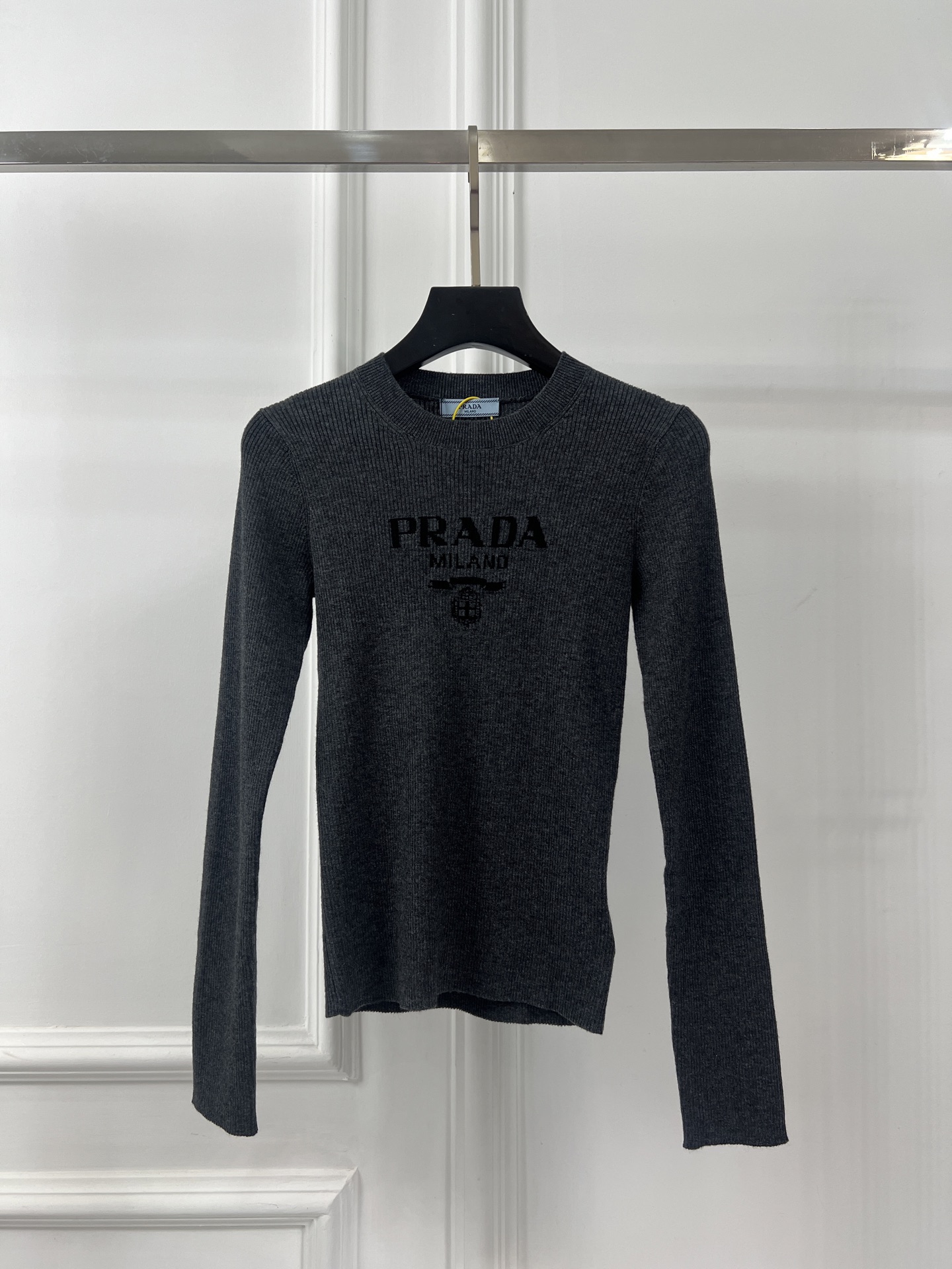 프라다(PRADA) 로고 슬림핏 니트 롱슬리브 의류