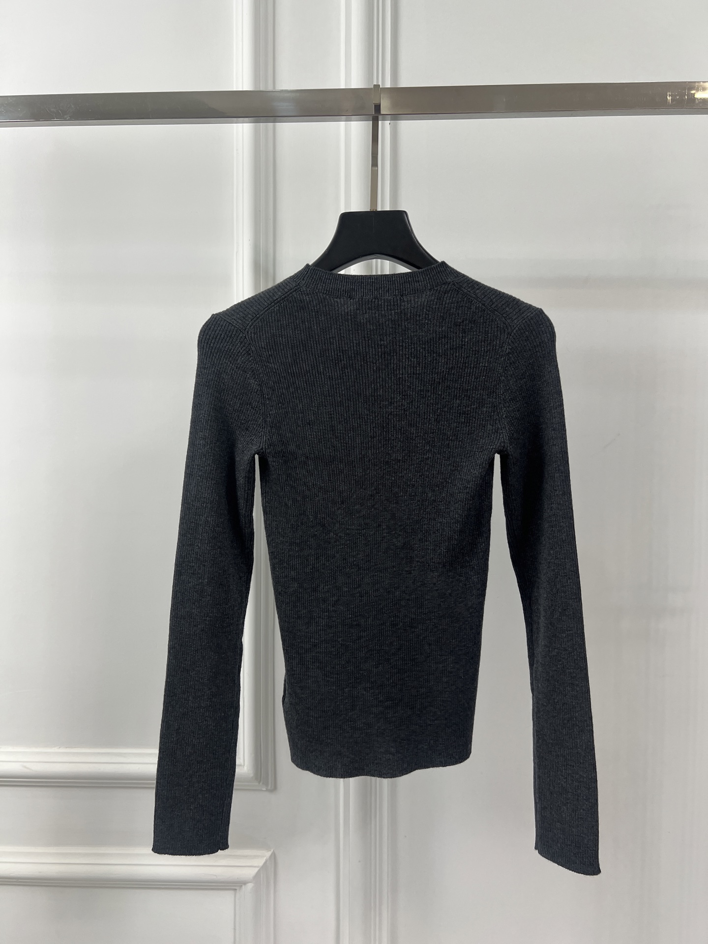 프라다(PRADA) 로고 슬림핏 니트 롱슬리브 의류