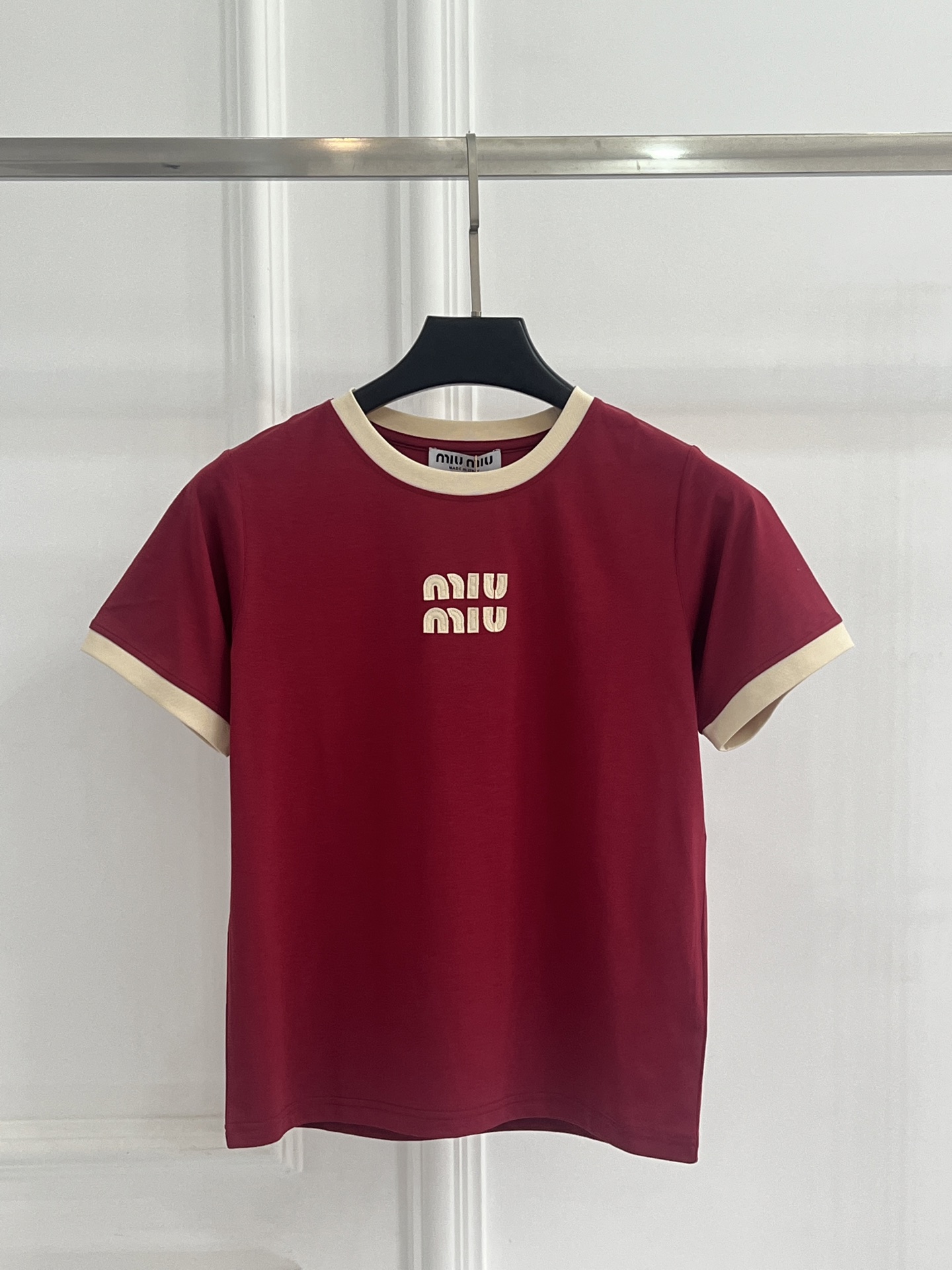 미우미우(MIU MIU) 배색 로고 반팔 티셔츠 의류