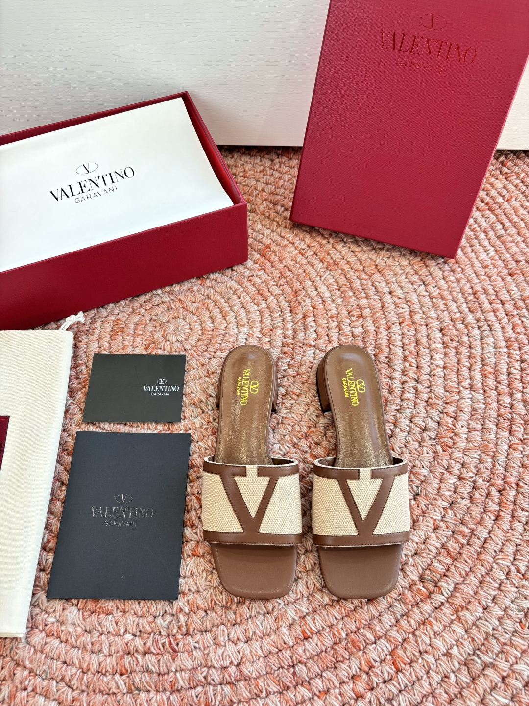 발렌티노(VALENTINO) 캔버스 슬라이드 샌들 신발