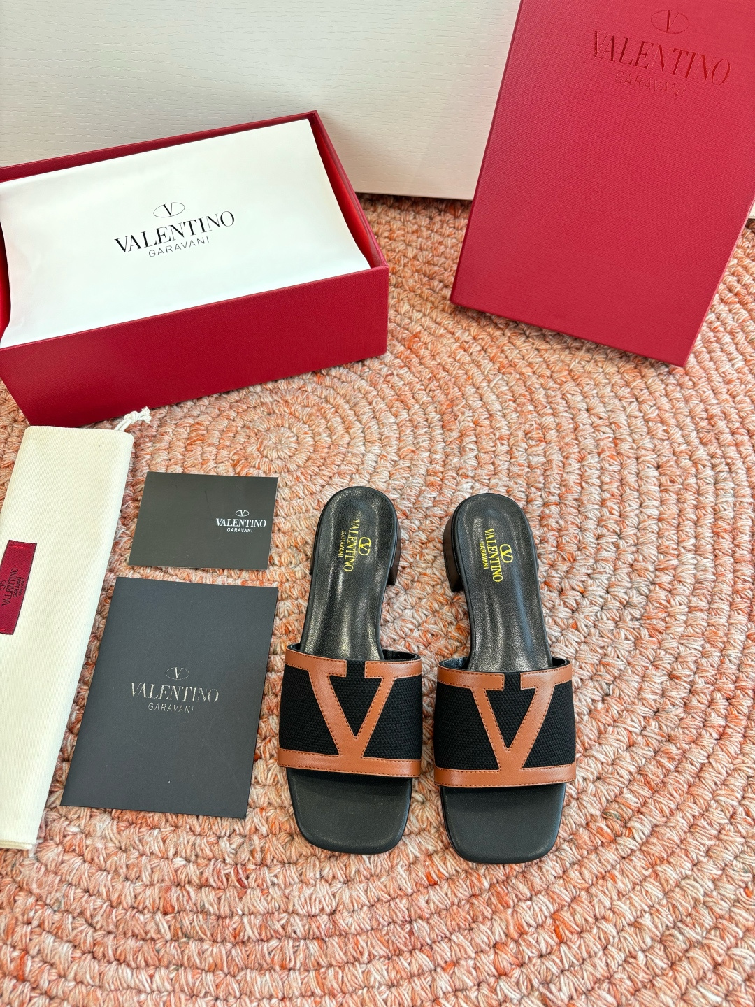 발렌티노(VALENTINO) 캔버스 슬라이드 샌들 신발