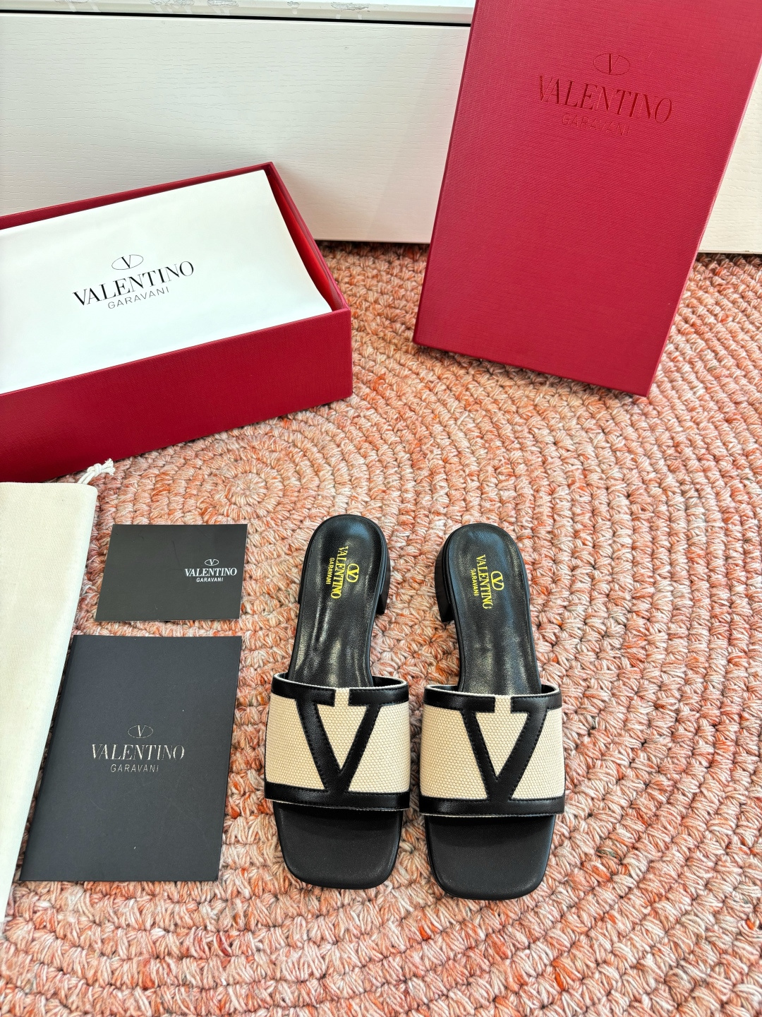 발렌티노(VALENTINO) 캔버스 슬라이드 샌들 신발