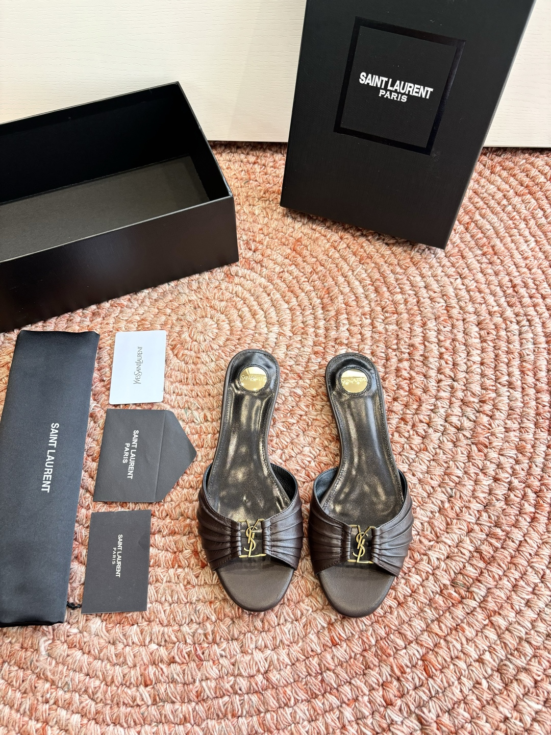 생로랑(SAINT LAURENT) 셔링 레더 힐 슬리퍼 신발