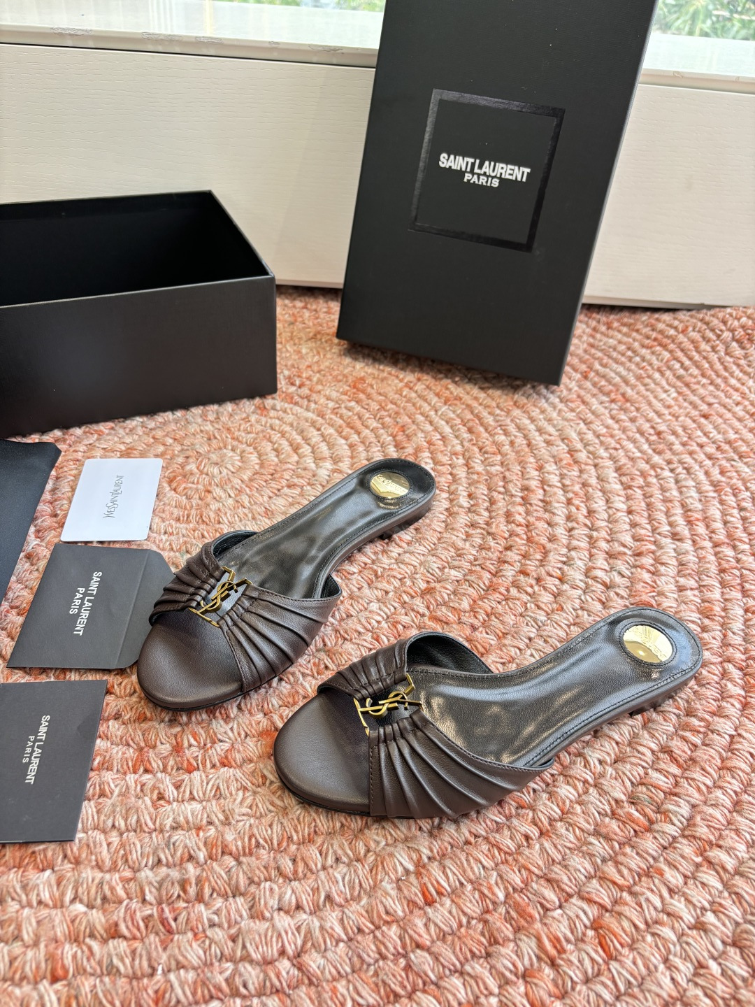 생로랑(SAINT LAURENT) 셔링 레더 힐 슬리퍼 신발