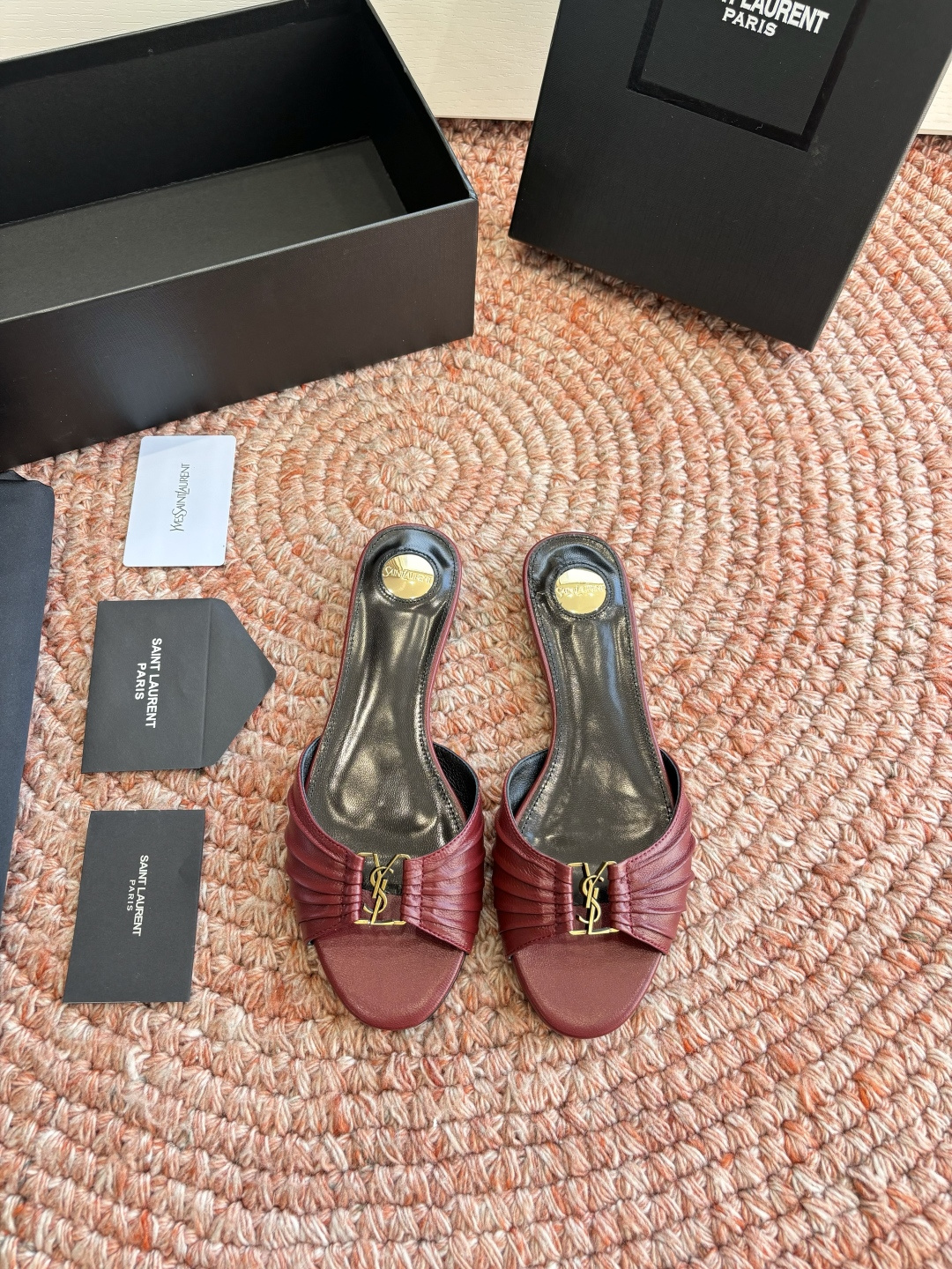 생로랑(SAINT LAURENT) 셔링 레더 힐 슬리퍼 신발