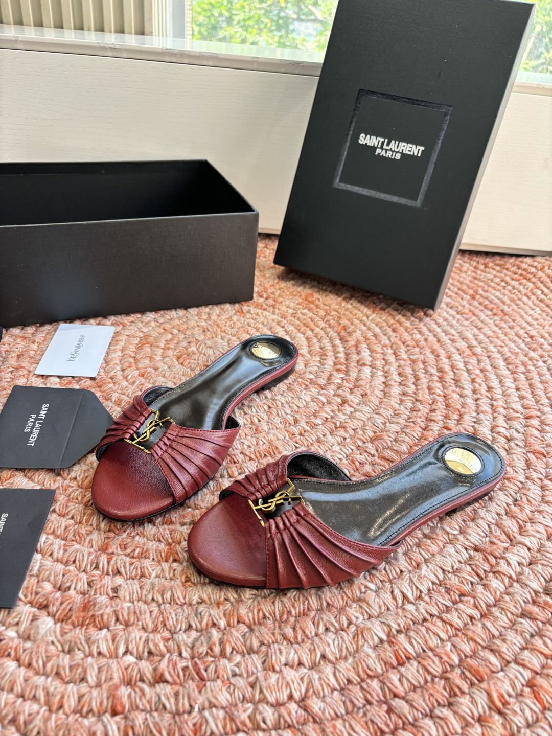 생로랑(SAINT LAURENT) 셔링 레더 힐 슬리퍼 신발