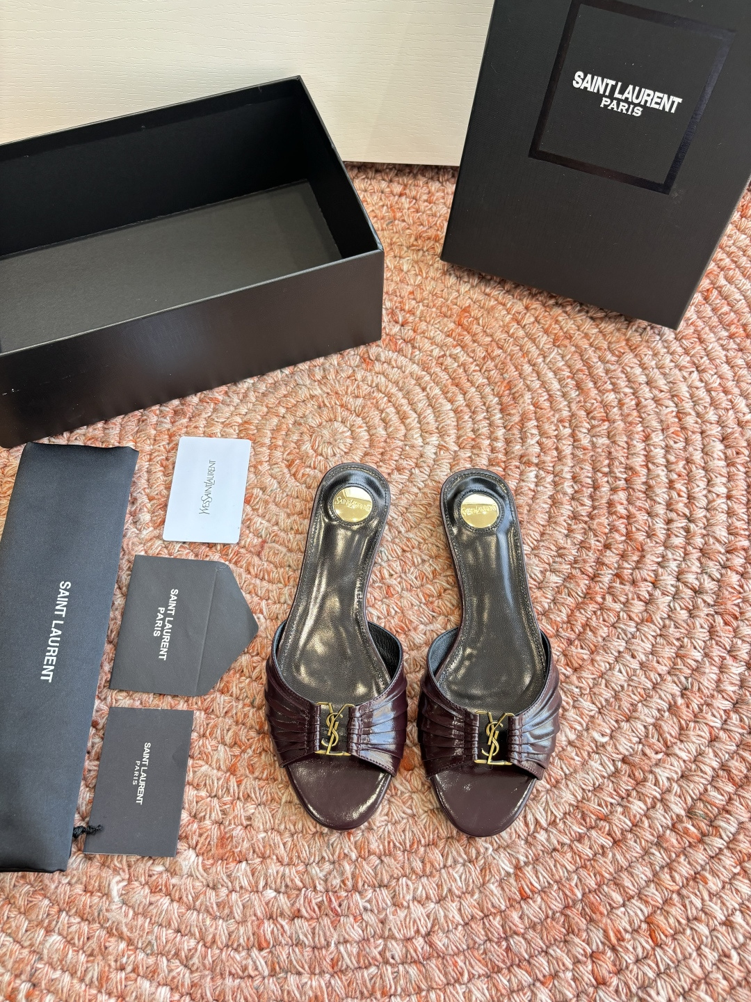 생로랑(SAINT LAURENT) 셔링 레더 힐 슬리퍼 신발