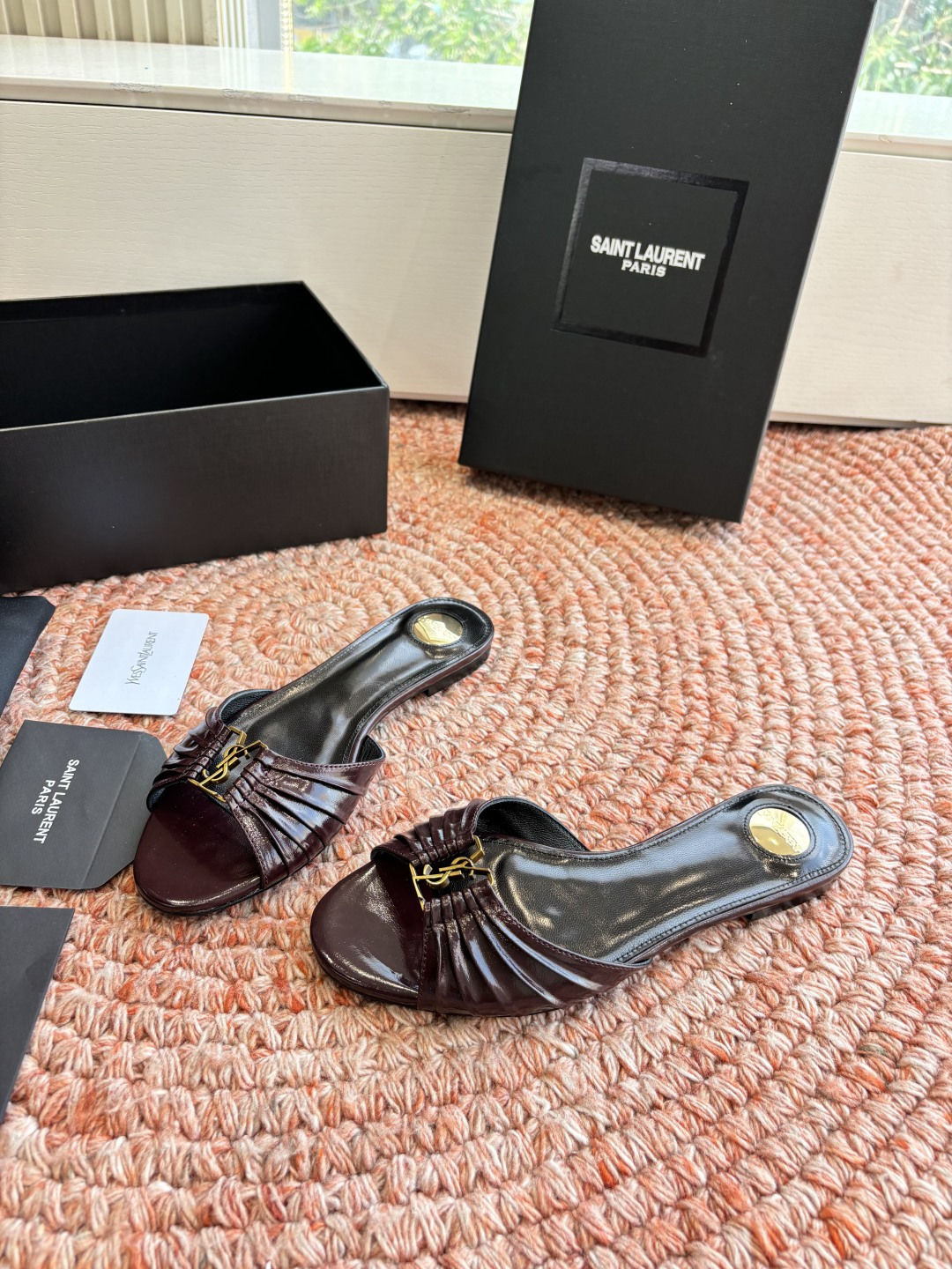 생로랑(SAINT LAURENT) 셔링 레더 힐 슬리퍼 신발