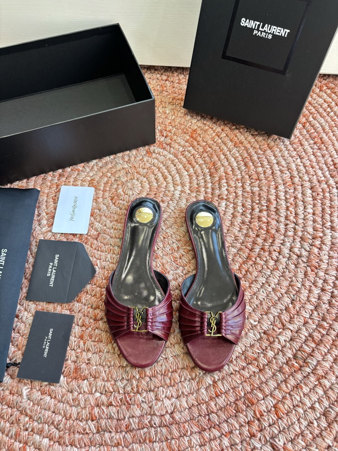 생로랑(SAINT LAURENT) 셔링 레더 힐 슬리퍼 신발