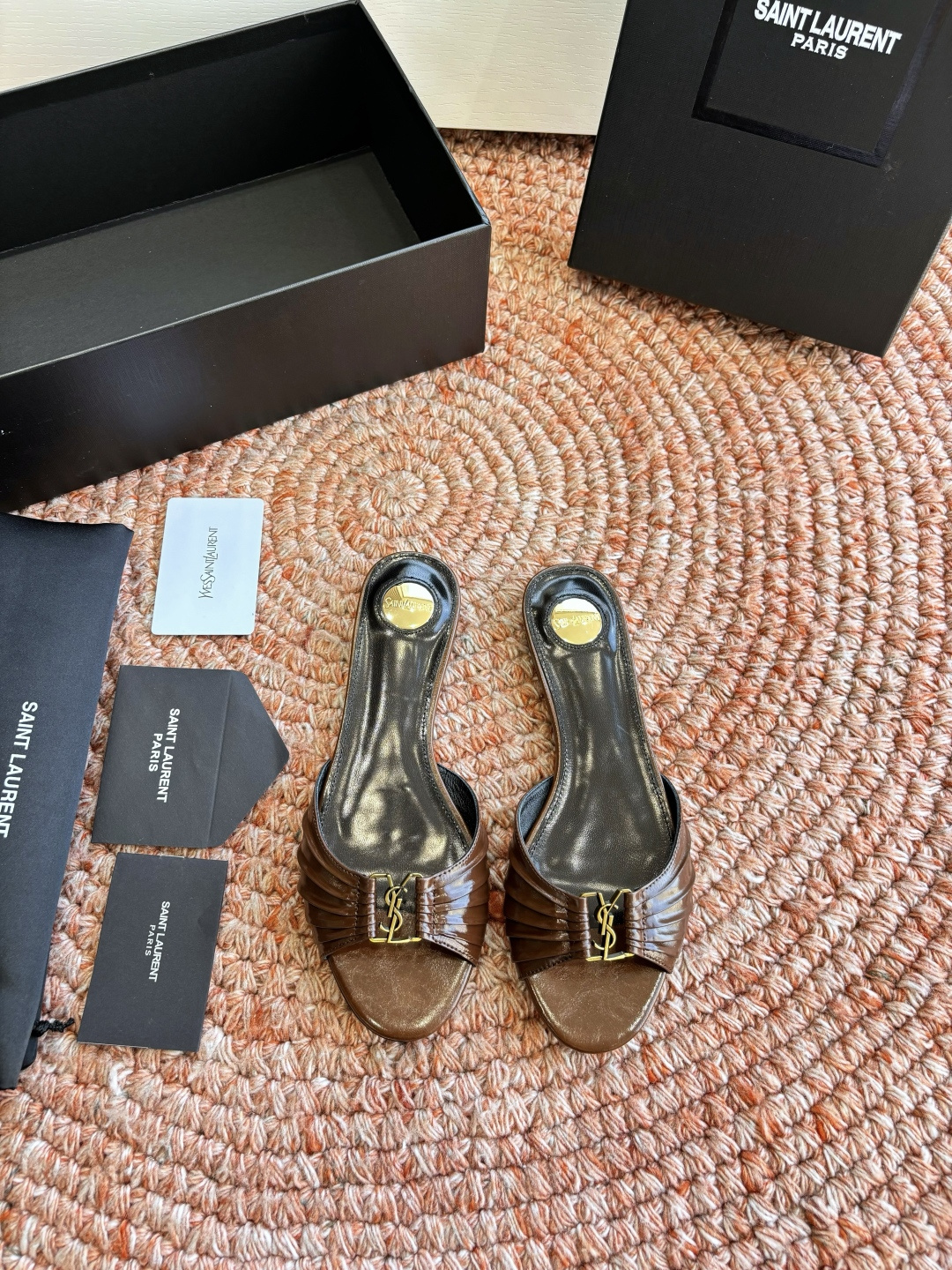 생로랑(SAINT LAURENT) 셔링 레더 힐 슬리퍼 신발