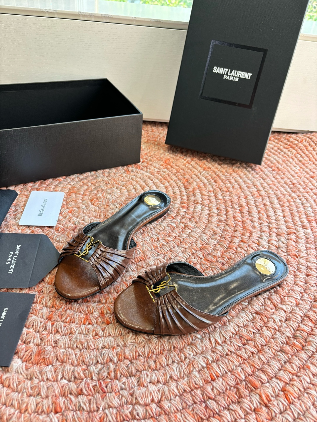 생로랑(SAINT LAURENT) 셔링 레더 힐 슬리퍼 신발