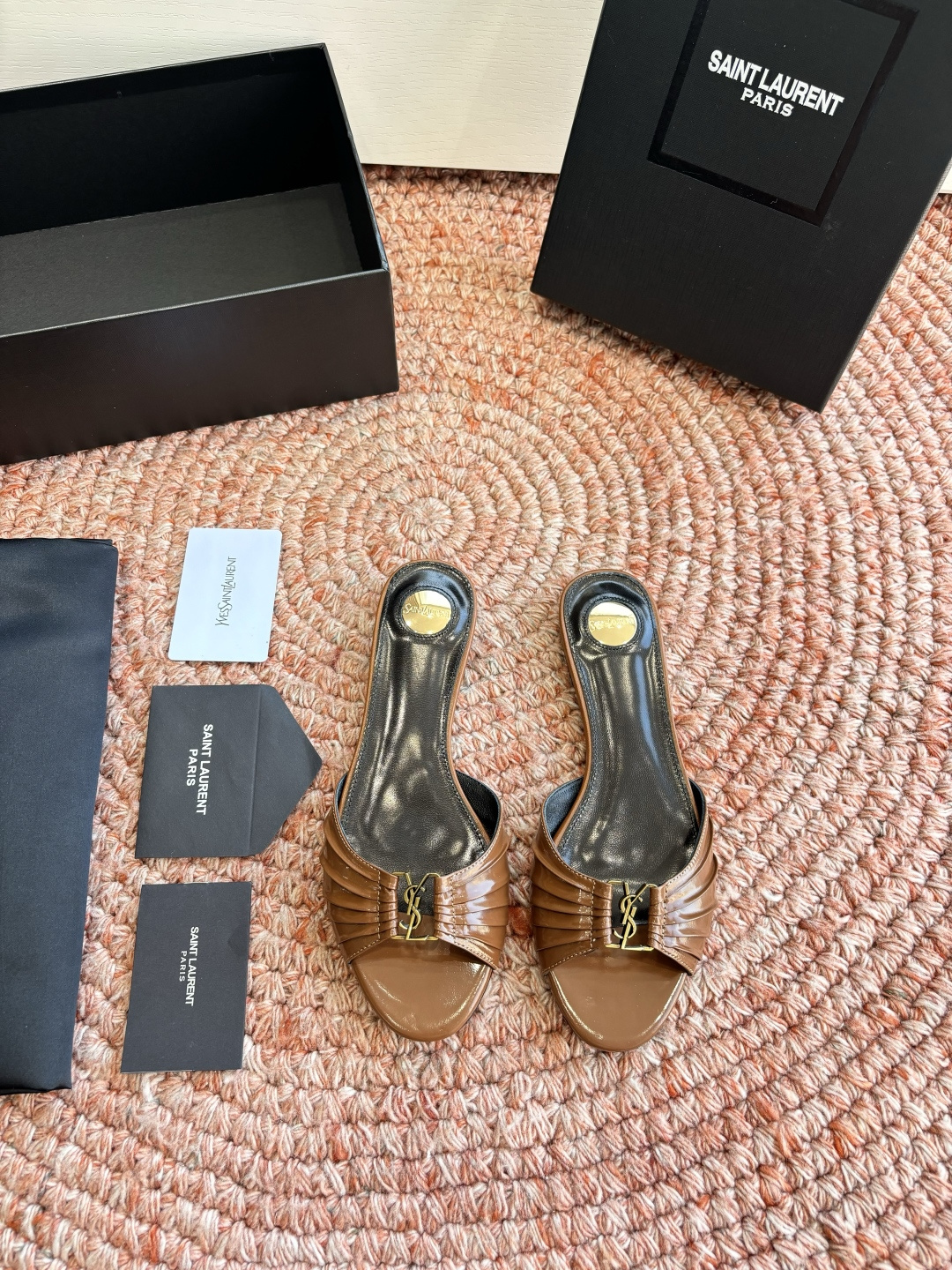 생로랑(SAINT LAURENT) 셔링 레더 힐 슬리퍼 신발