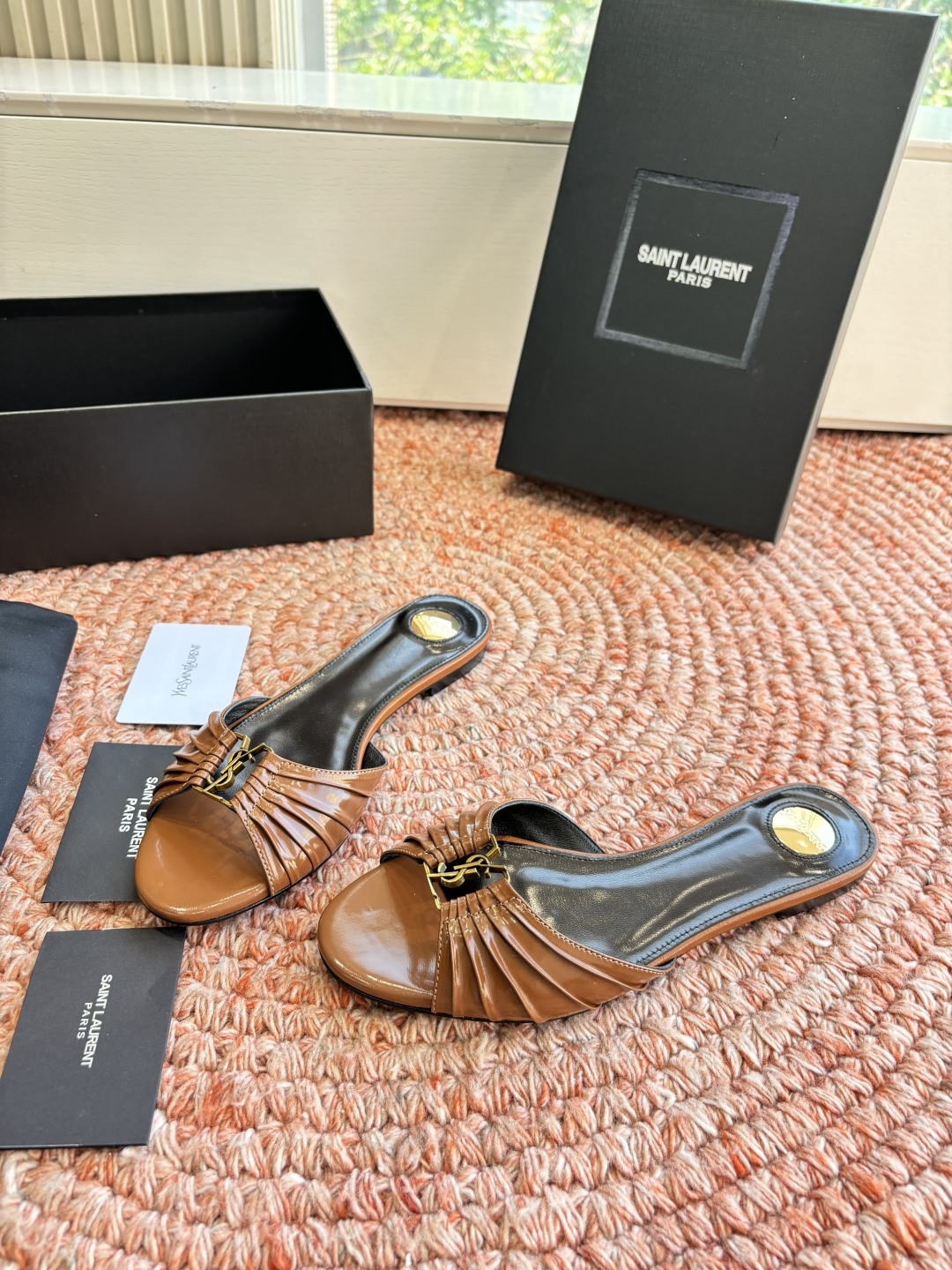 생로랑(SAINT LAURENT) 셔링 레더 힐 슬리퍼 신발