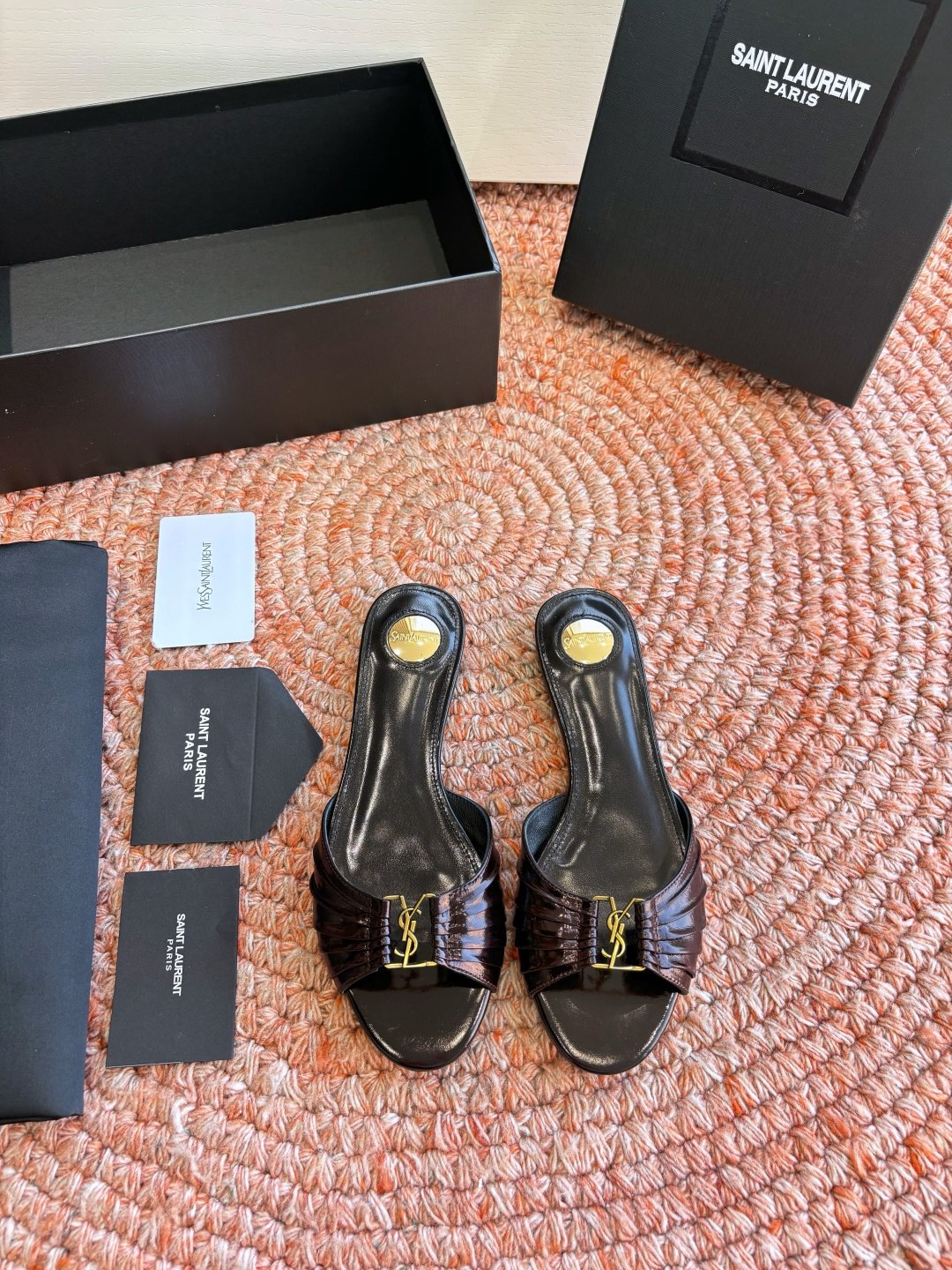 생로랑(SAINT LAURENT) 셔링 레더 힐 슬리퍼 신발