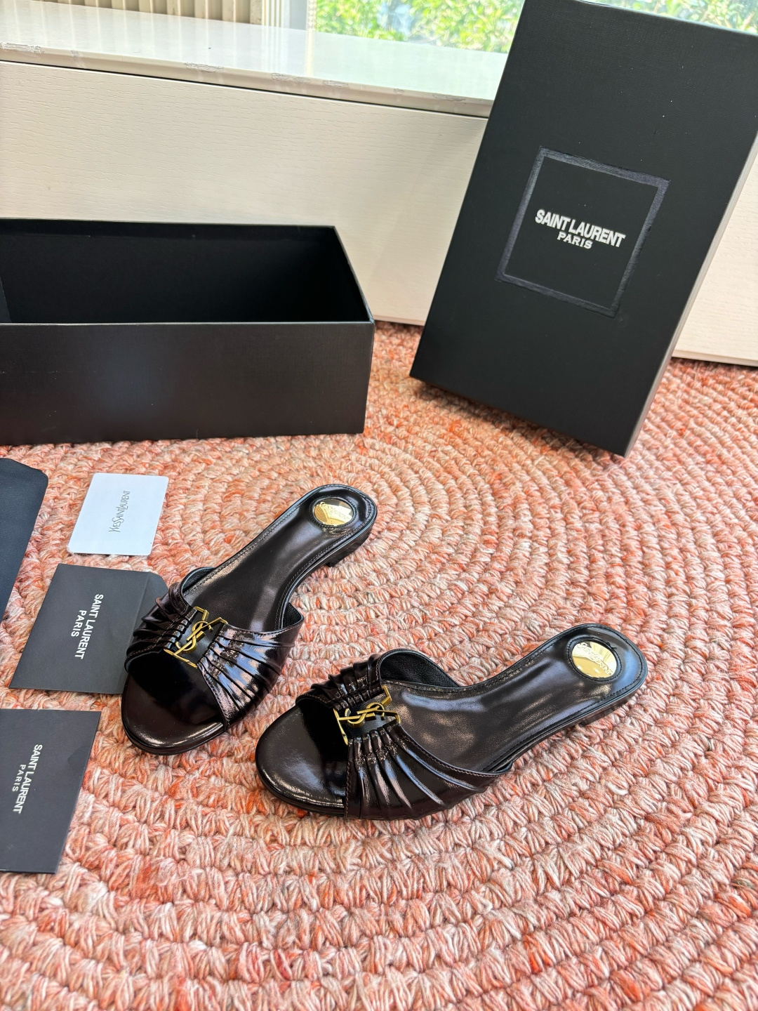 생로랑(SAINT LAURENT) 셔링 레더 힐 슬리퍼 신발