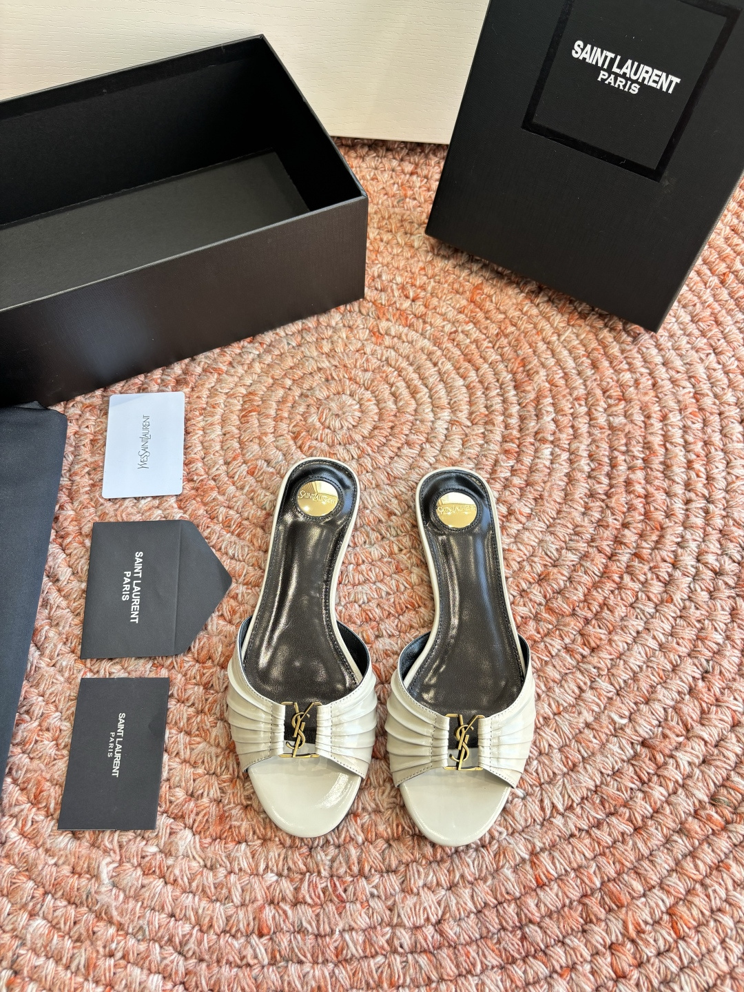 생로랑(SAINT LAURENT) 셔링 레더 힐 슬리퍼 신발