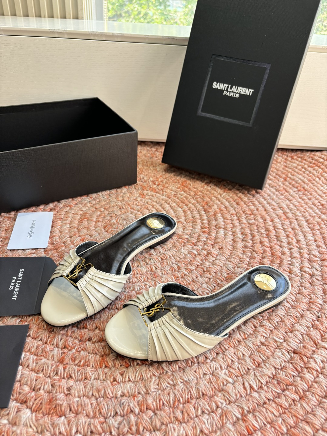 생로랑(SAINT LAURENT) 셔링 레더 힐 슬리퍼 신발