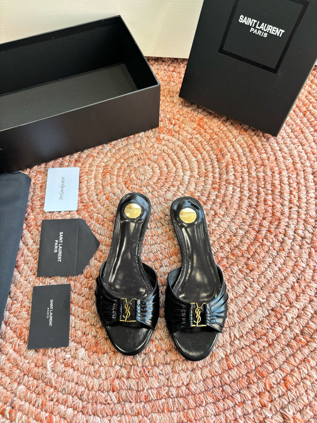 생로랑(SAINT LAURENT) 셔링 레더 힐 슬리퍼 신발