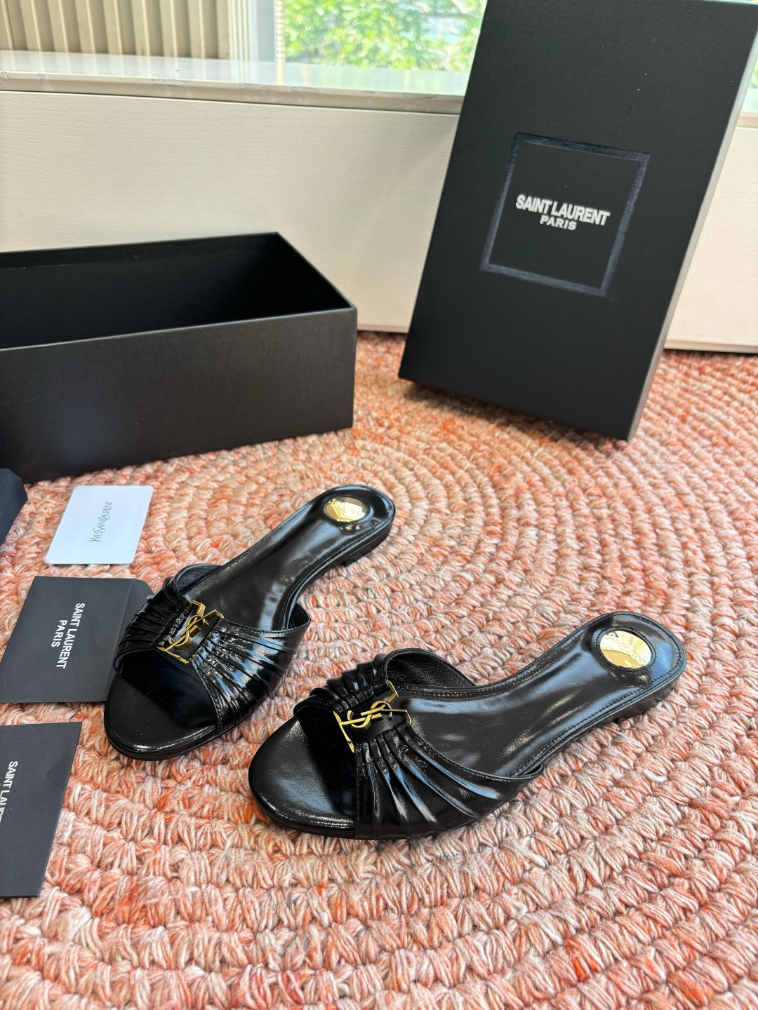 생로랑(SAINT LAURENT) 셔링 레더 힐 슬리퍼 신발