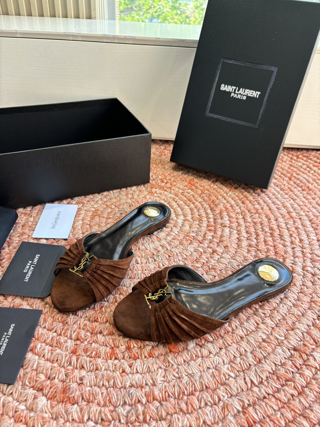 생로랑(SAINT LAURENT) 셔링 레더 힐 슬리퍼 신발