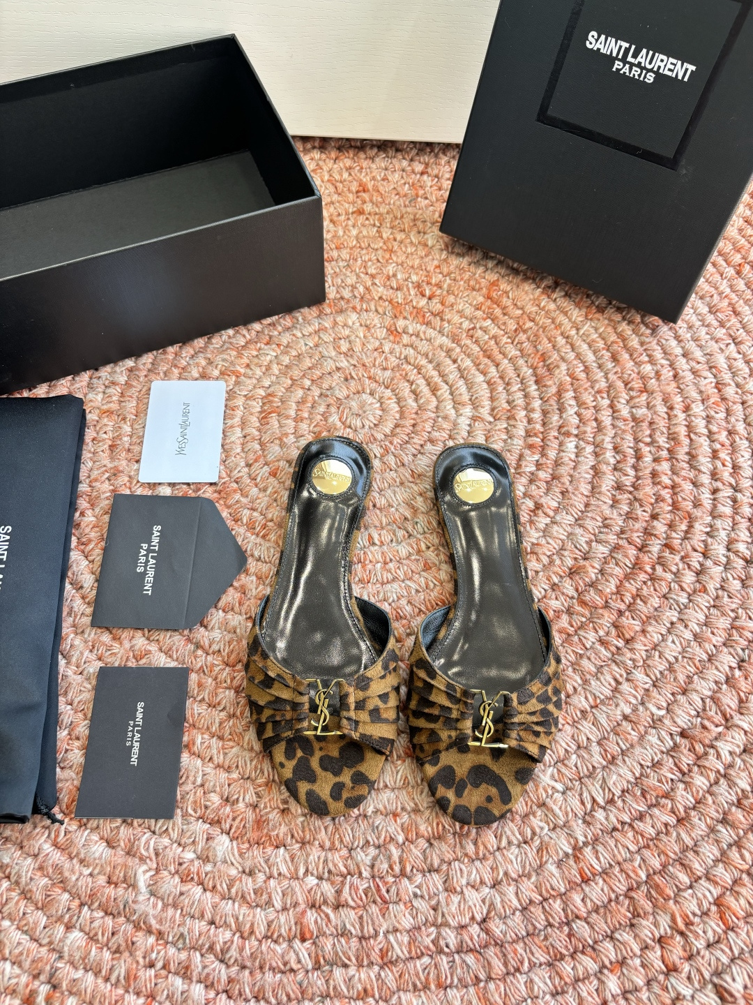 생로랑(SAINT LAURENT) 셔링 레더 힐 슬리퍼 신발