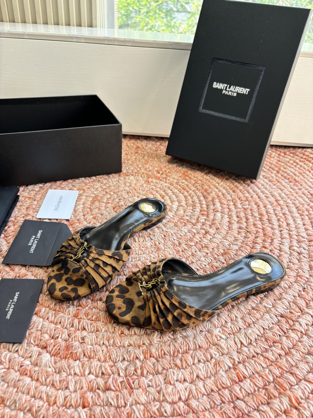 생로랑(SAINT LAURENT) 셔링 레더 힐 슬리퍼 신발