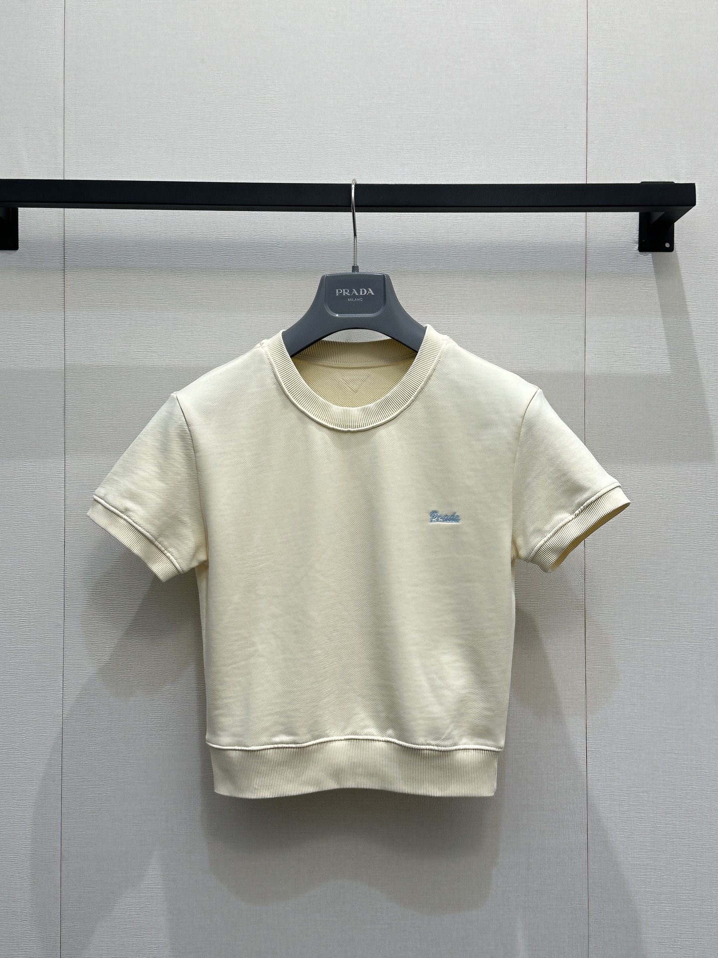 프라다(PRADA) 배색 로고 자수 반팔 티셔츠 의류