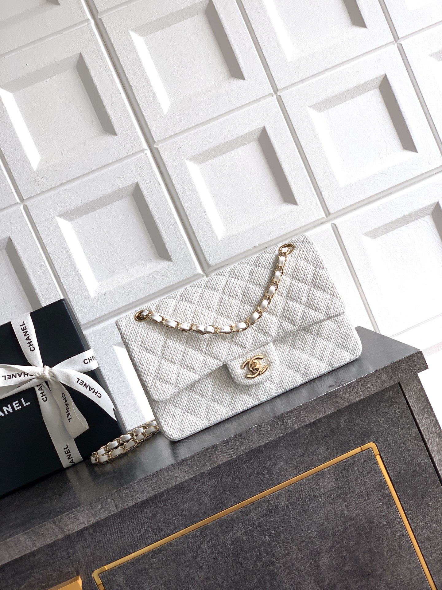 CHANEL 샤넬 26C 크루즈 신상 CF 핸들 플랩백 가방 (밀크쉐이크 화이트) 미디움