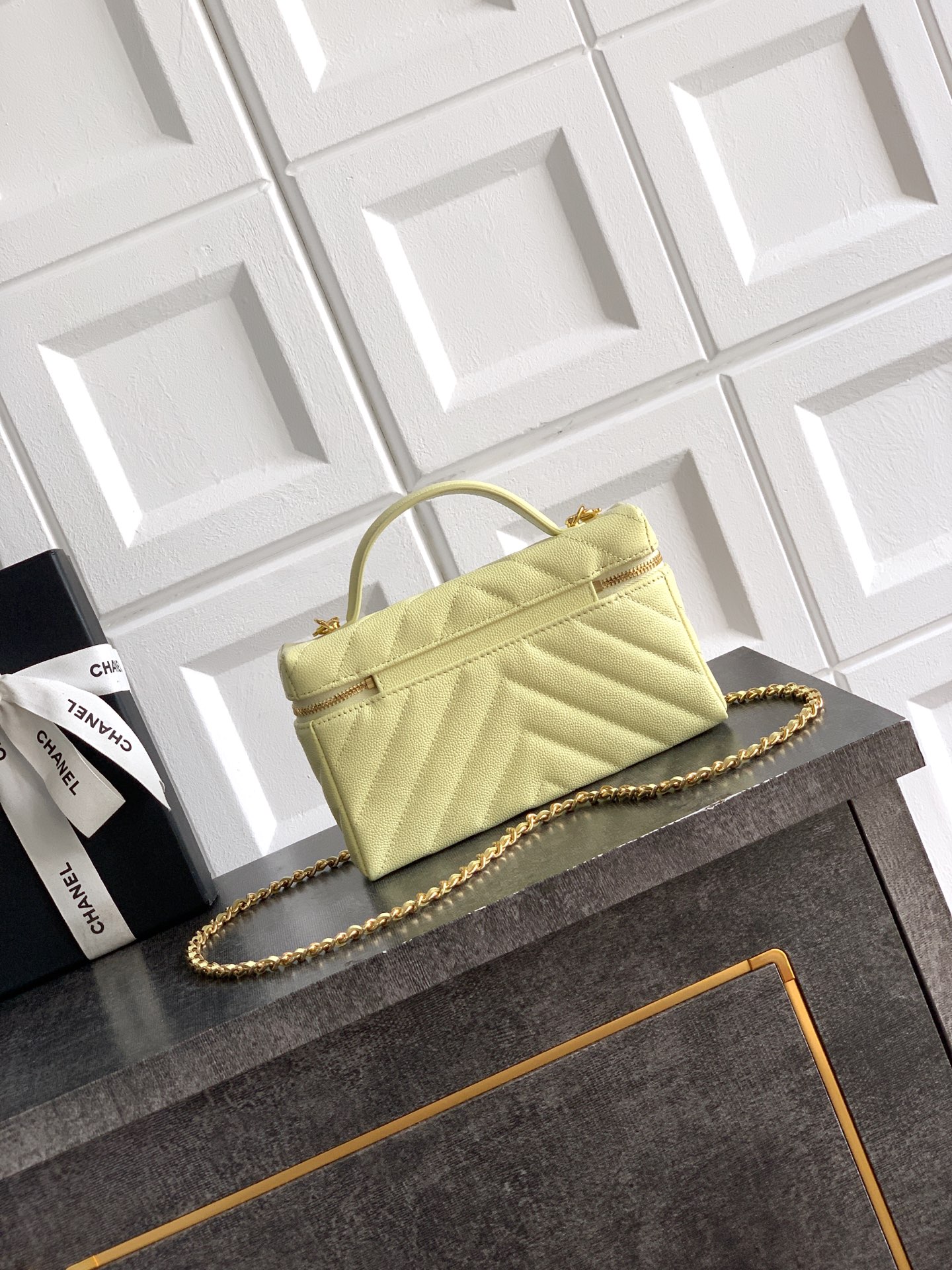 Chanel 샤넬 V-스티치 퀼팅 플랫 캐비어 런치박스 백 가방