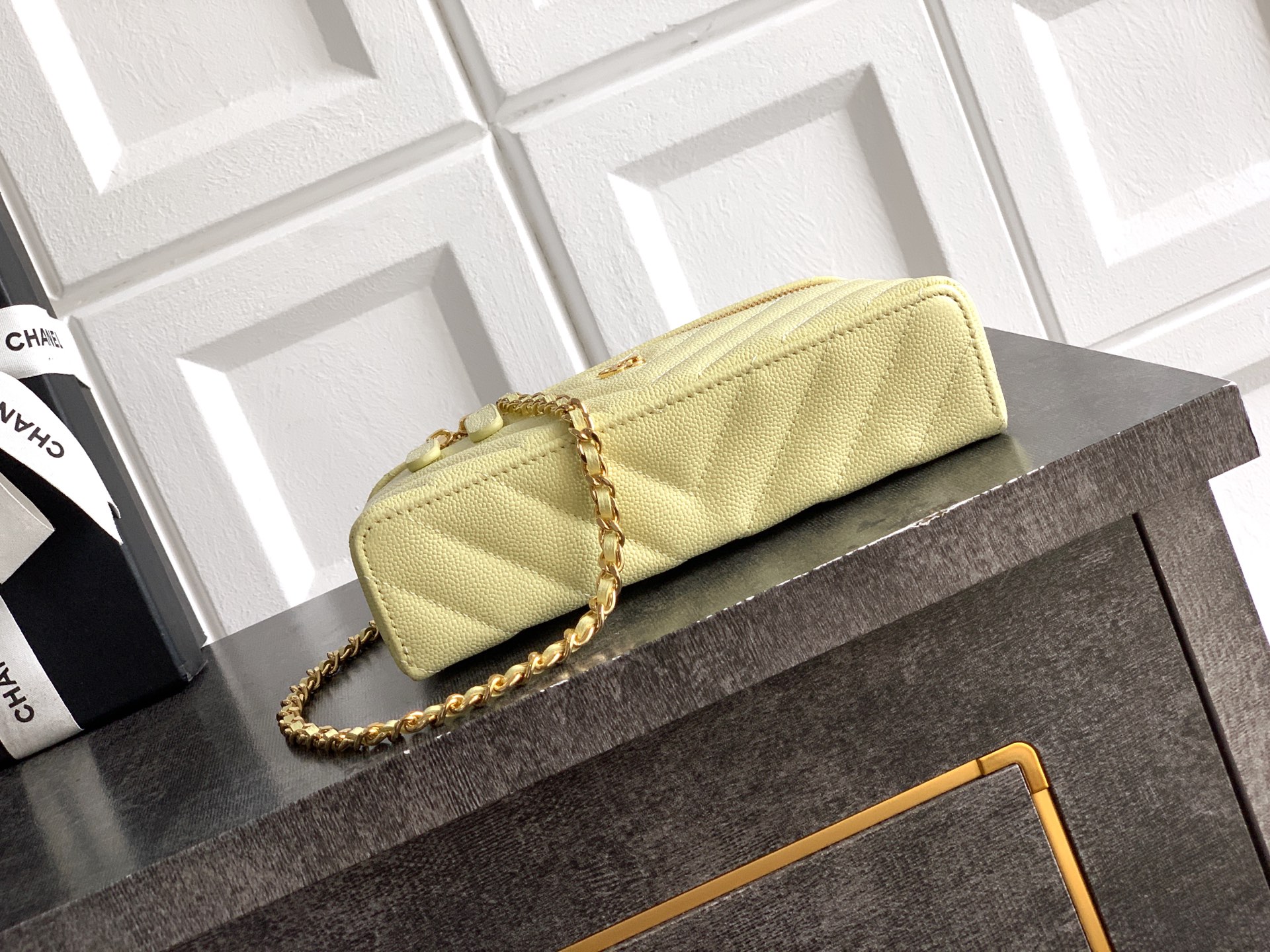 Chanel 샤넬 V-스티치 퀼팅 플랫 캐비어 런치박스 백 가방