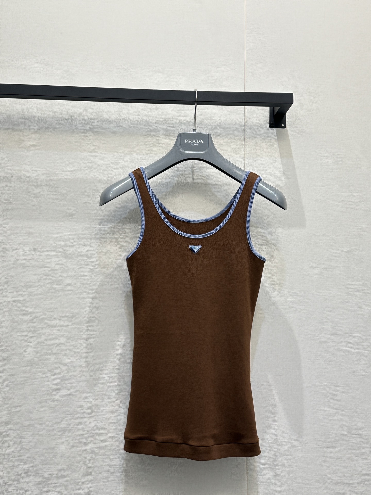 프라다(PRADA) 카라멜 배색 리브 슬리브리스 의류