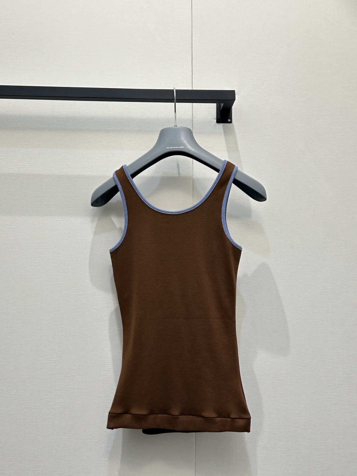 프라다(PRADA) 카라멜 배색 리브 슬리브리스 의류