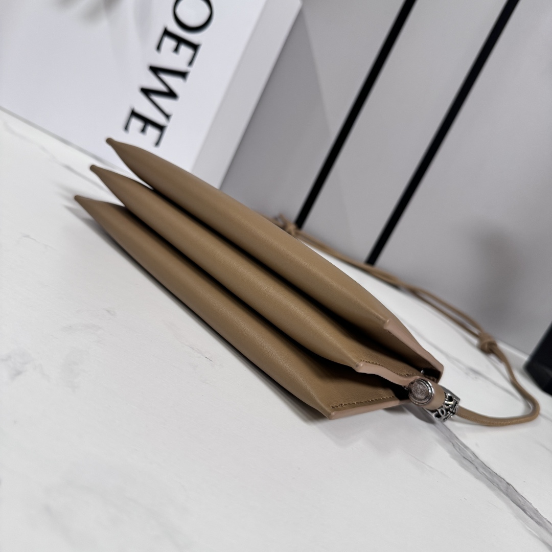 [LOEWE] 로에베 262544 나파 카프스킨 조야(Joya) 클러치백 가방