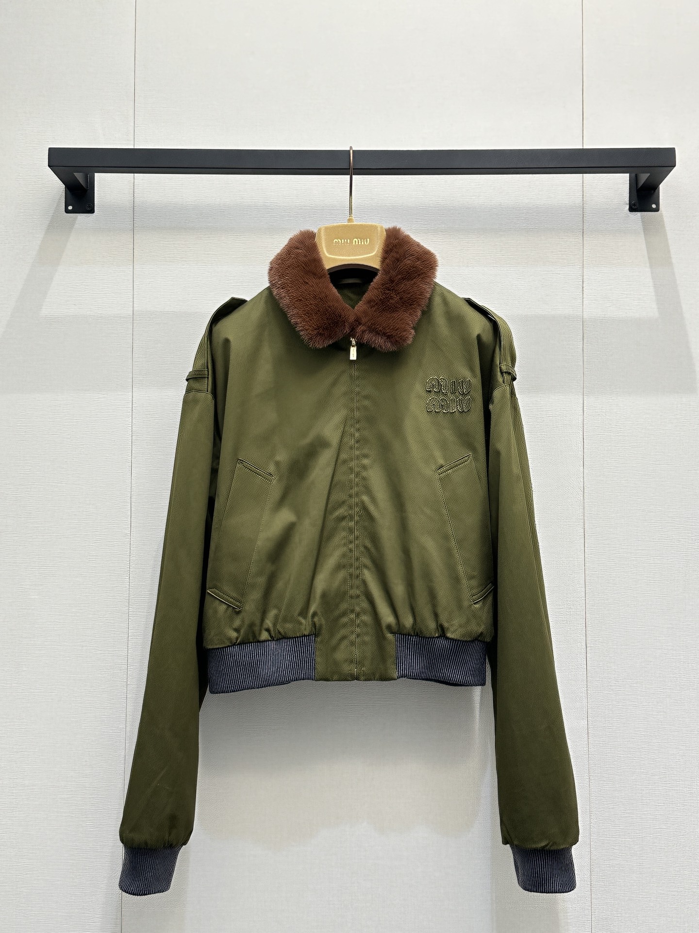 미우미우(MIU MIU) 올리브 그린 퍼 카라 자켓 의류