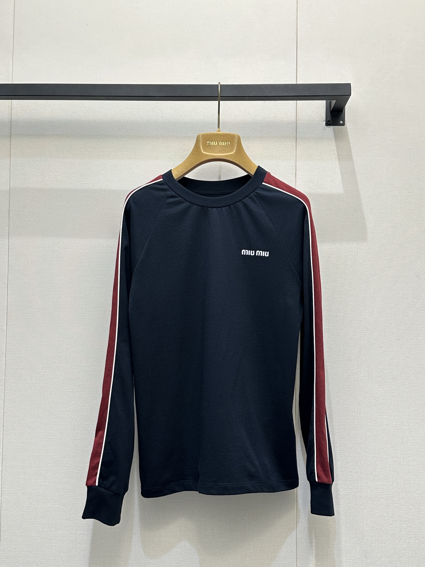 미우미우(MIU MIU) 배색 로고 자수 롱슬리브 티셔츠 의류