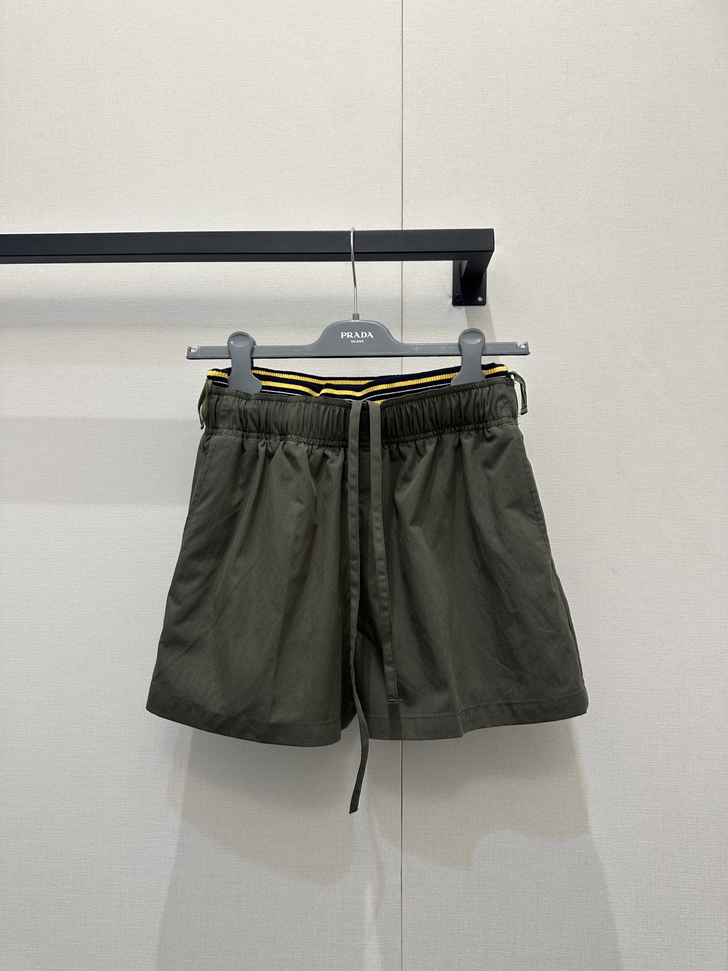 프라다(PRADA) 카고 포켓 숏 팬츠 의류