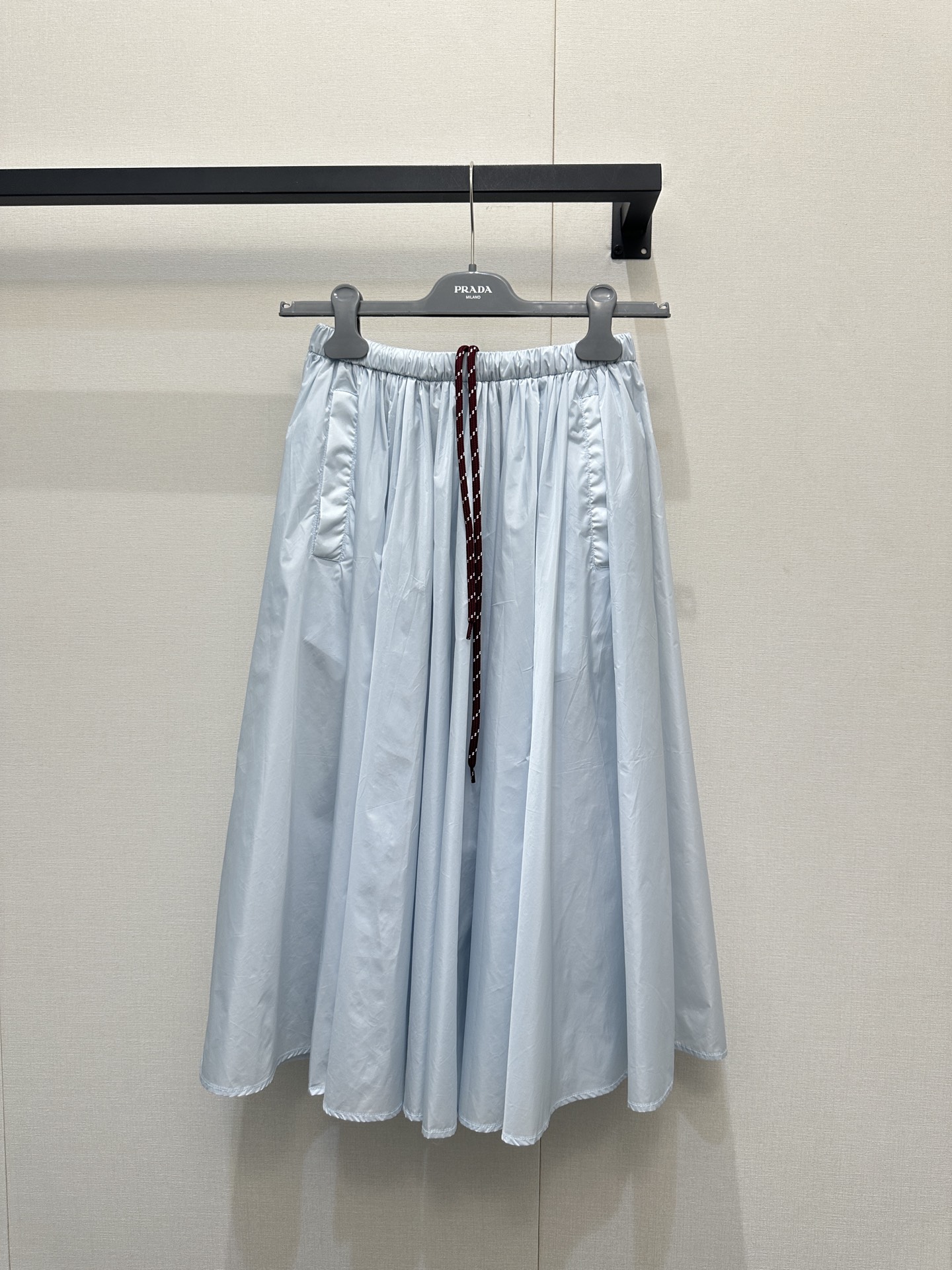 프라다(PRADA) 나일론 A라인 미디 스커트 의류