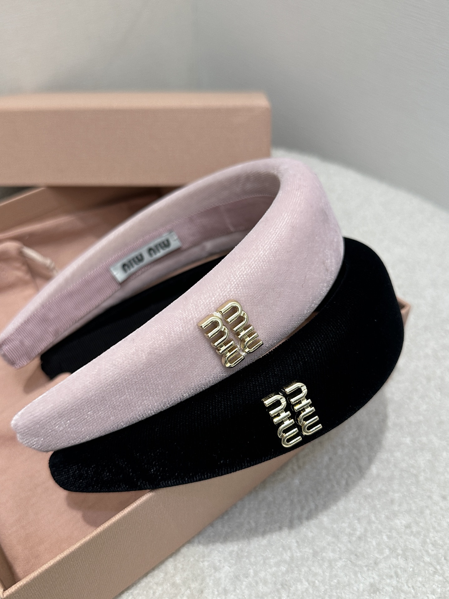 miumiu 미우미우 로고 포인트 실크 벨벳 머리띠 헤어밴드 악세사리