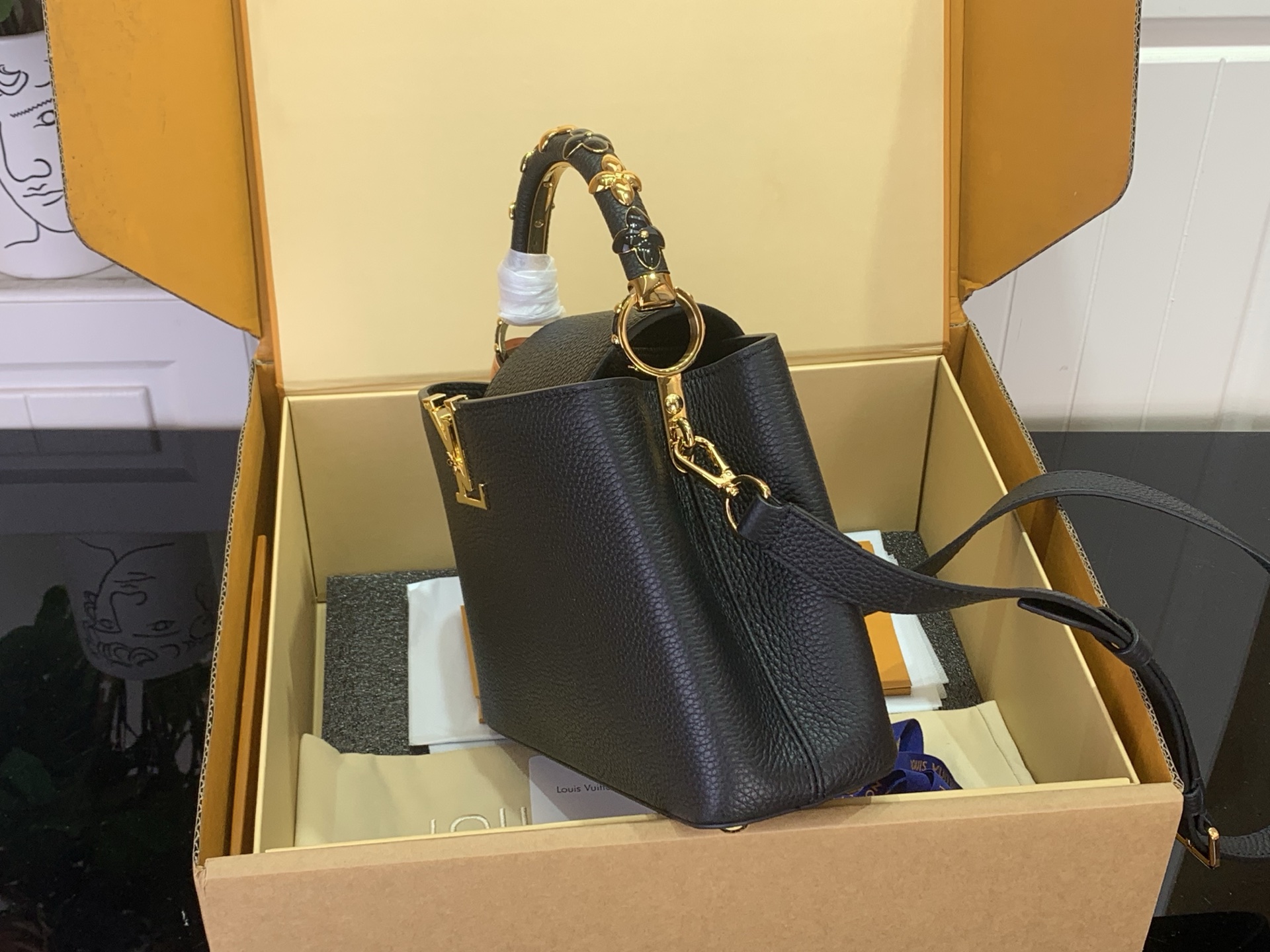 [LV] M14976 카퓌신(Capucines) BB - 블랙 (모노그램 플라워 핸들) 가방