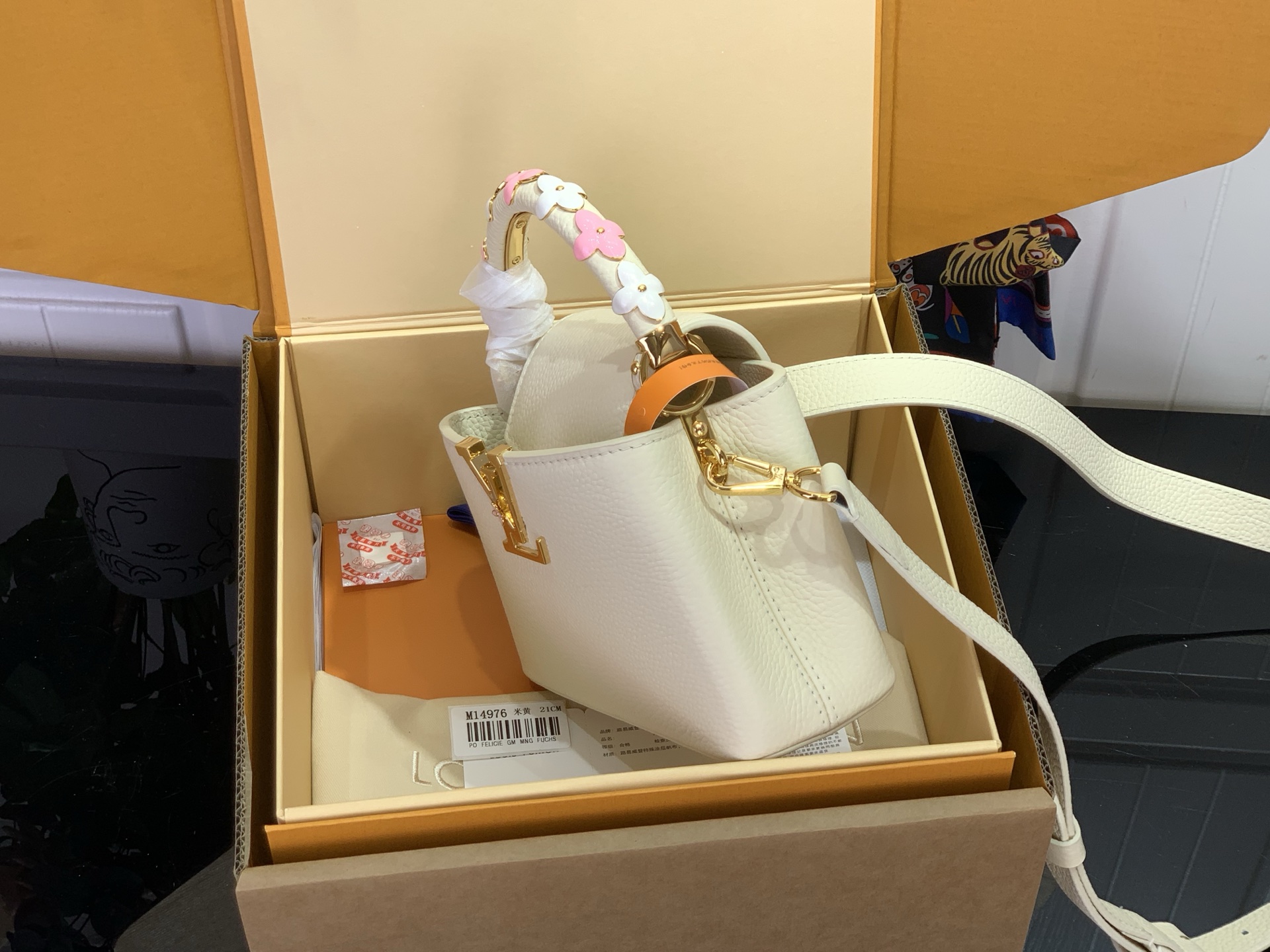 [LV] 루이비통 M48865 카퓌신(Capucines) 미니 - 아몬드 베이지 (모노그램 플라워 핸들) 가방