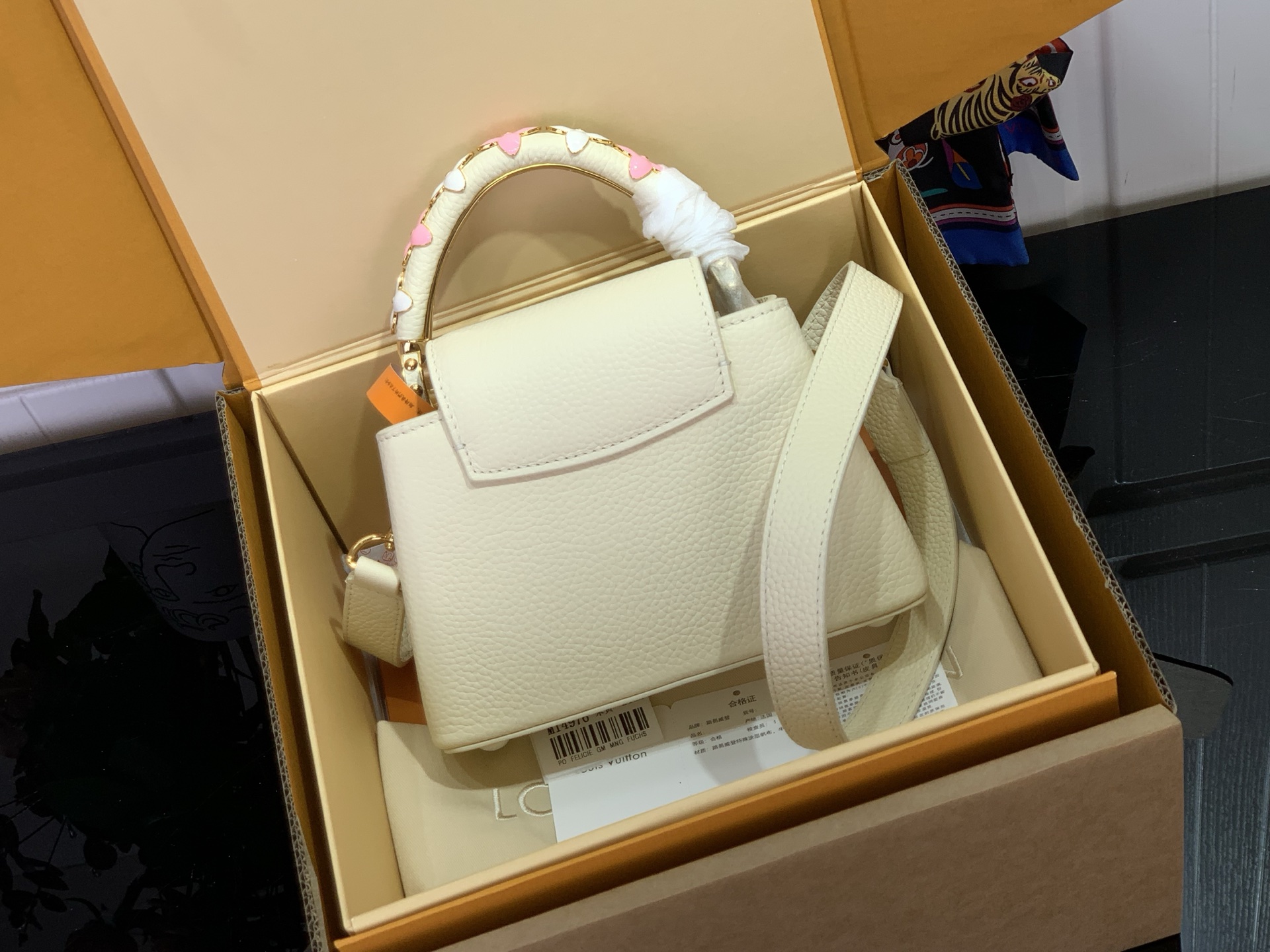 [LV] 루이비통 M48865 카퓌신(Capucines) 미니 - 아몬드 베이지 (모노그램 플라워 핸들) 가방