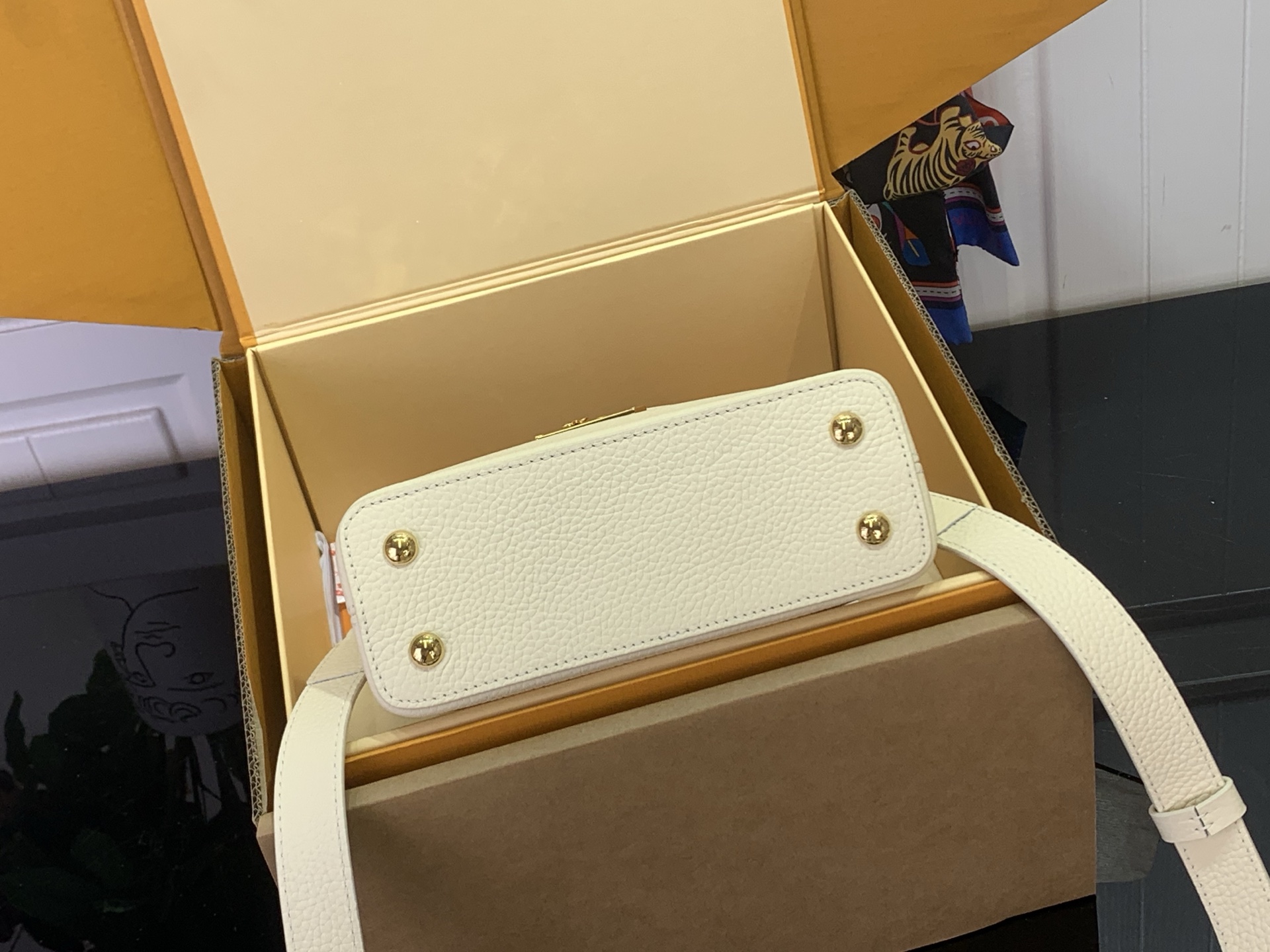 [LV] 루이비통 M48865 카퓌신(Capucines) 미니 - 아몬드 베이지 (모노그램 플라워 핸들) 가방