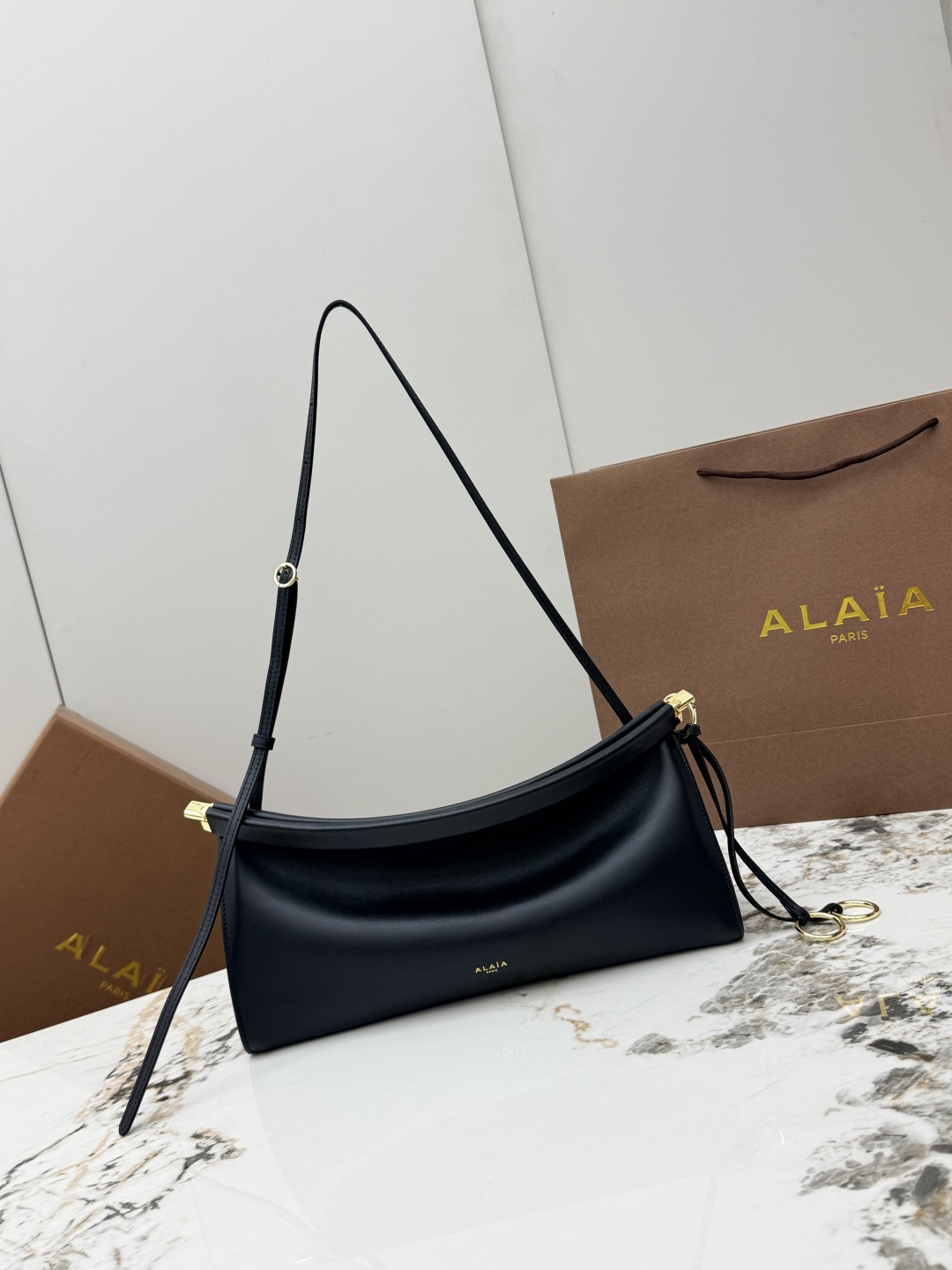 ALAIA 알라이아 A1431 르 클릭(Le Click) 백 - 라지 (플레인 가죽) 숄더백 가방