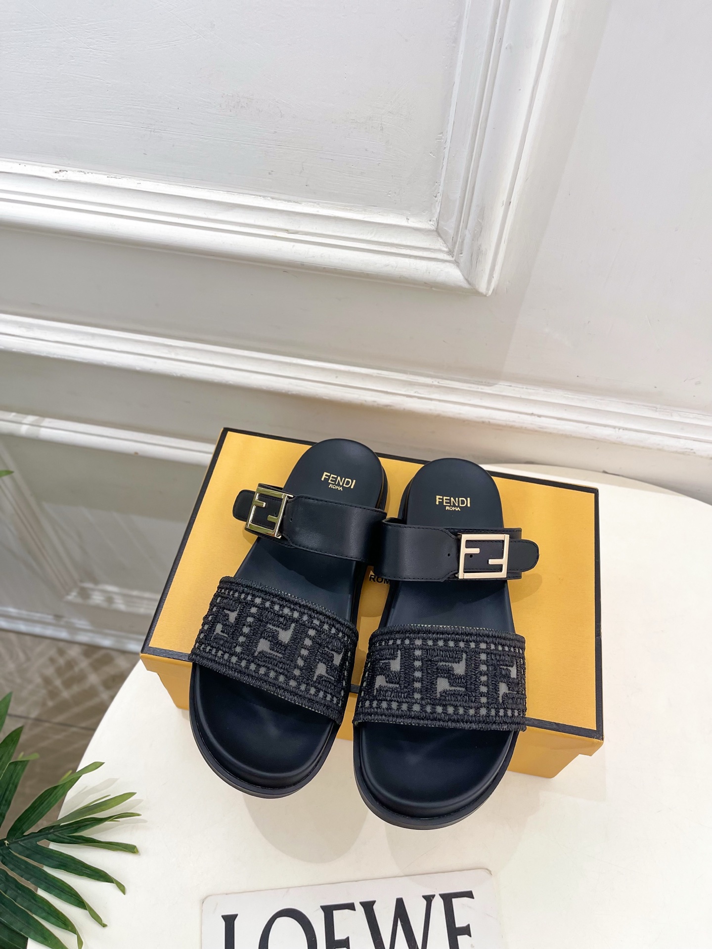 펜디(FENDI) 로고 자수 버클 플랫폼 슬리퍼 신발