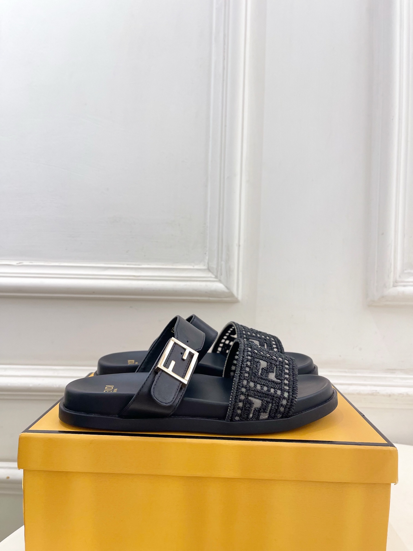펜디(FENDI) 로고 자수 버클 플랫폼 슬리퍼 신발