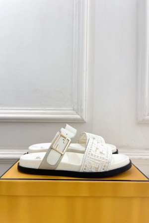 펜디(FENDI) 로고 자수 버클 플랫폼 슬리퍼 신발