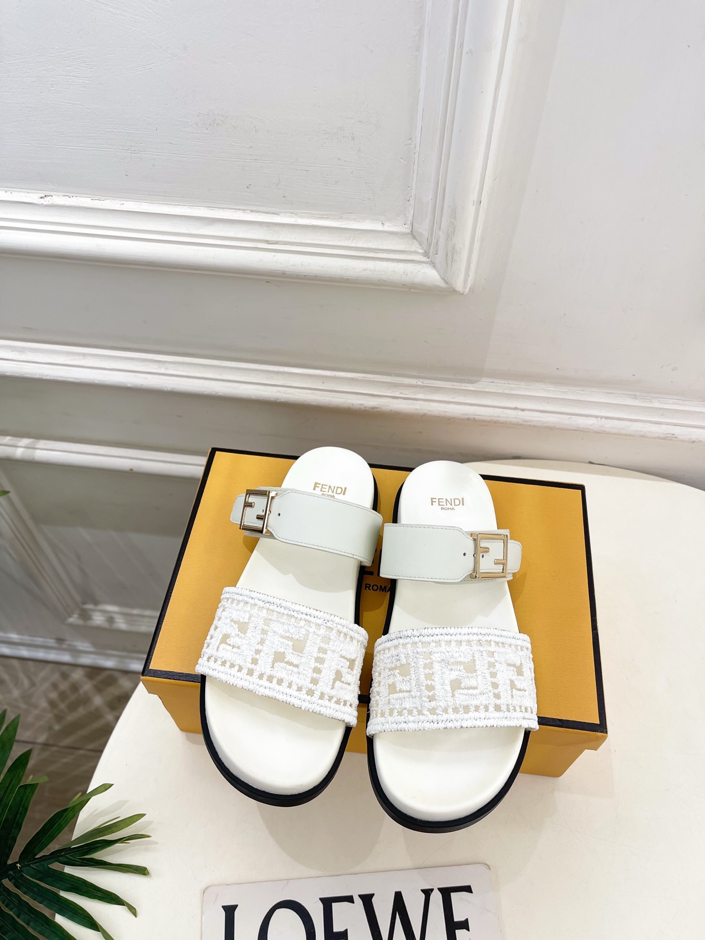 펜디(FENDI) 로고 자수 버클 플랫폼 슬리퍼 신발