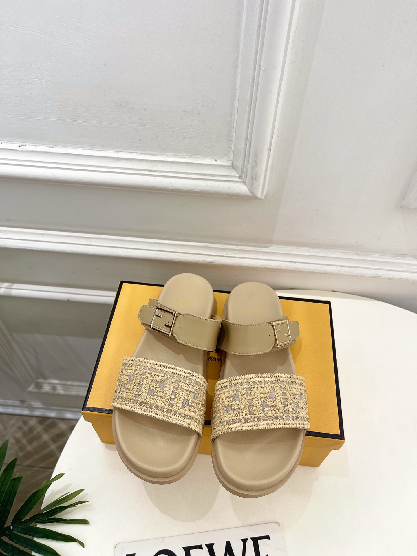 펜디(FENDI) 로고 자수 버클 플랫폼 슬리퍼 신발