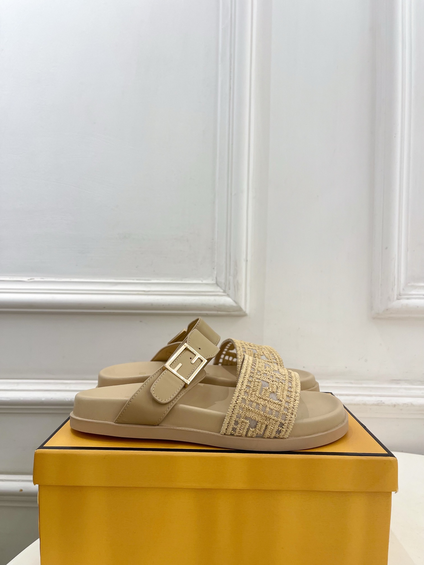 펜디(FENDI) 로고 자수 버클 플랫폼 슬리퍼 신발